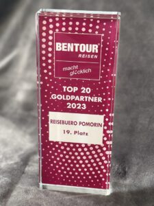 Acrylglas-Trophäe von Bentour Reisen: Top 20 Goldpartner 2023, Reisebüro Pomorin, 19. Platz