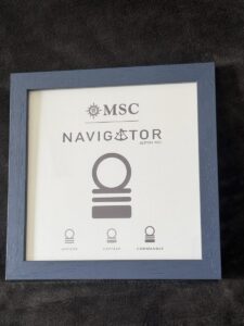 Gerahmte Urkunde MSC Navigator Edition 2025, Stufe Commander, für das Reisebüro Pomorin